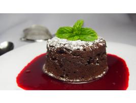 Lávový koláč bez lepku s malinovou omáčkou