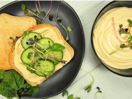 Bezlepkové toasty s domácim humusom