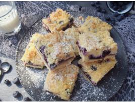 Bezlepkový tvarohovo-čučoriedkový koláč s mandľovou posýpkou