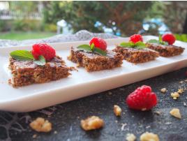 Bezlepkový orechový koláč so slaným karamelom