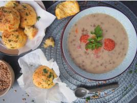 Šošovicová polievka  so zeleninou, klobásou a sušenými slivkami