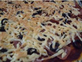 Pizza s čiernymi olivami a šunkou